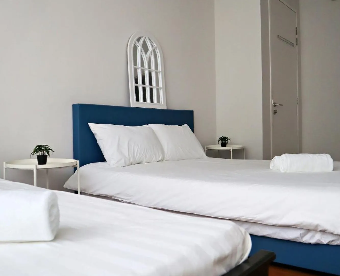 5 Pax Santorini Colour Themed Suite At Paradigm Mall,Pj Petaling Jaya