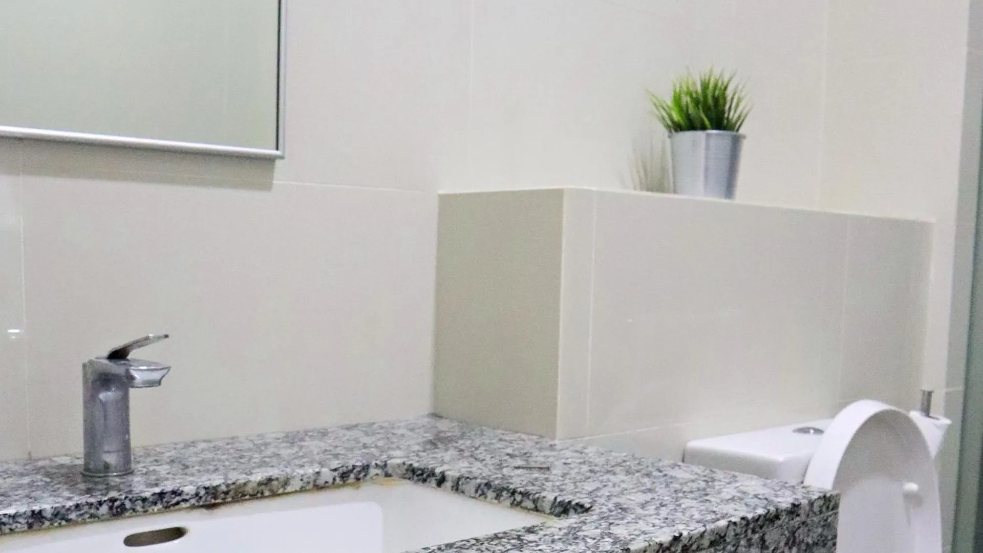 5 Pax Santorini Colour Themed Suite At Paradigm Mall,Pj Petaling Jaya